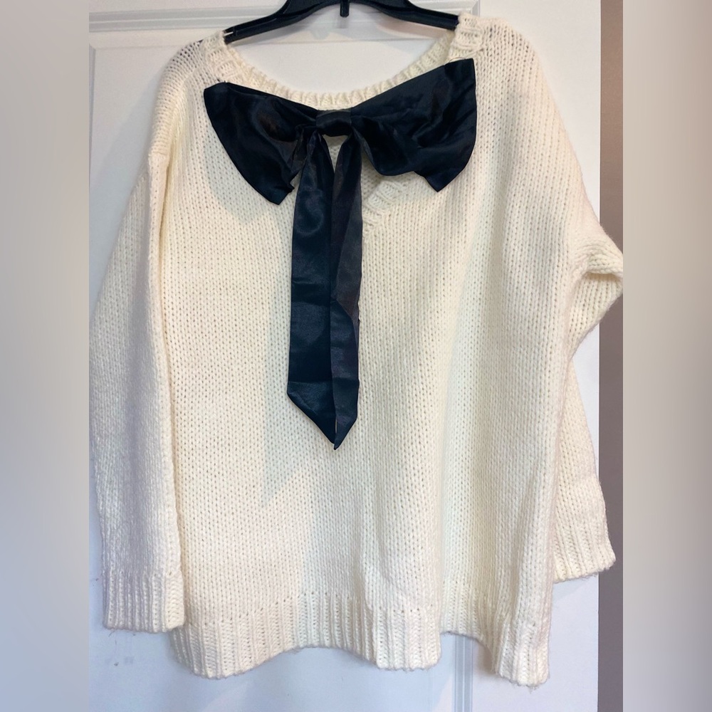 Forever 21 Cream bow knit sweater. Women’s S.